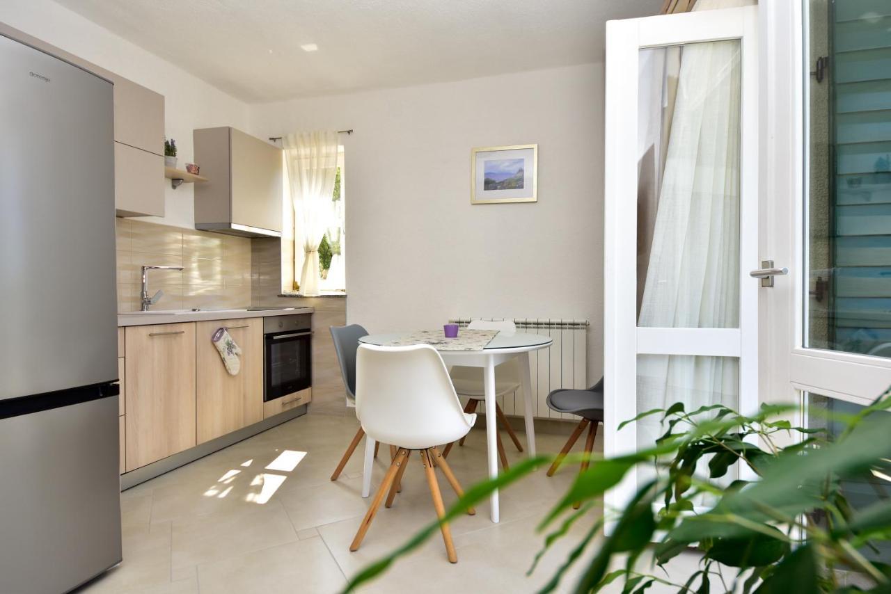 Ferienwohnung In Olive Garden Starigrad Paklenica Exterior foto