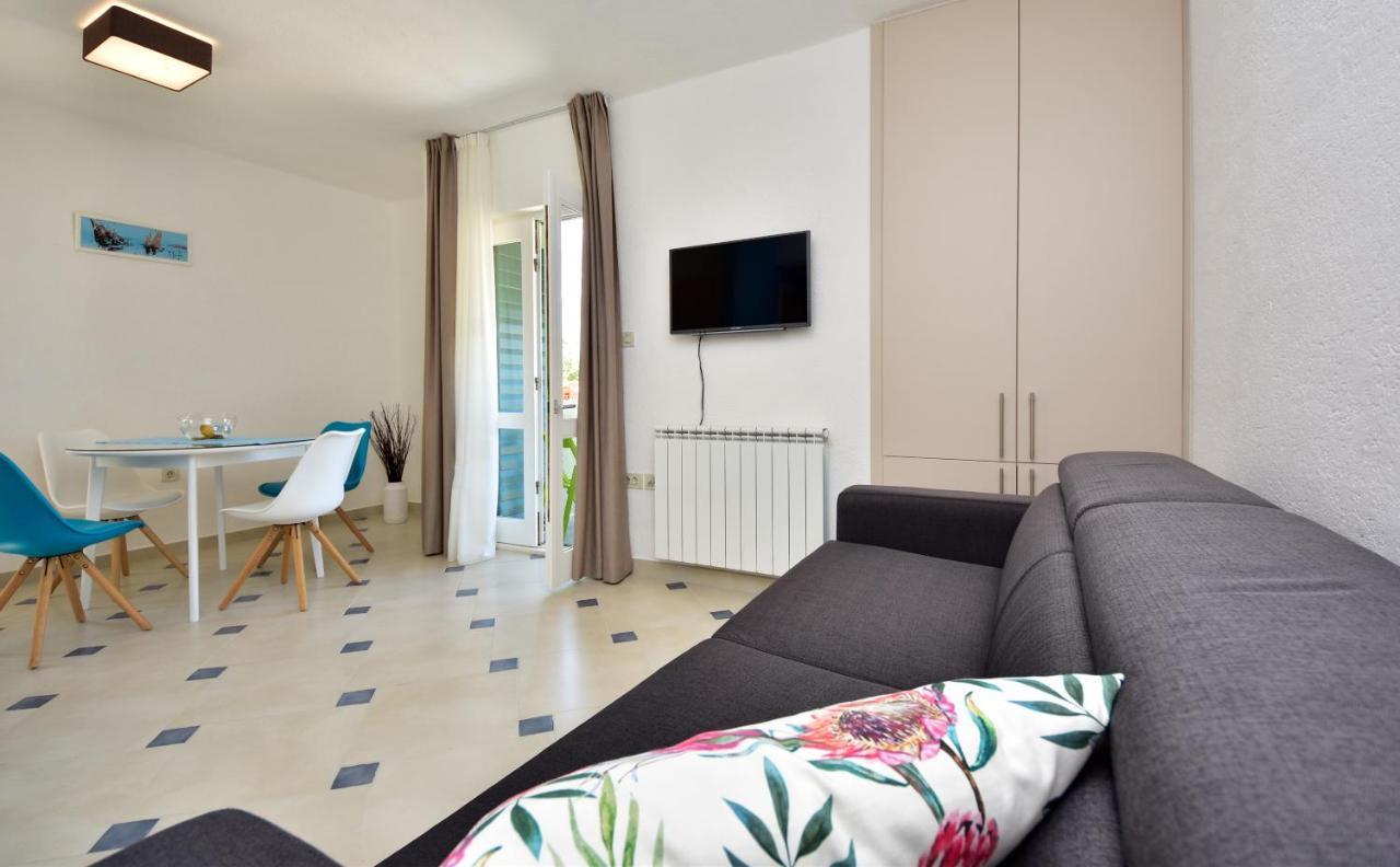Ferienwohnung In Olive Garden Starigrad Paklenica Exterior foto