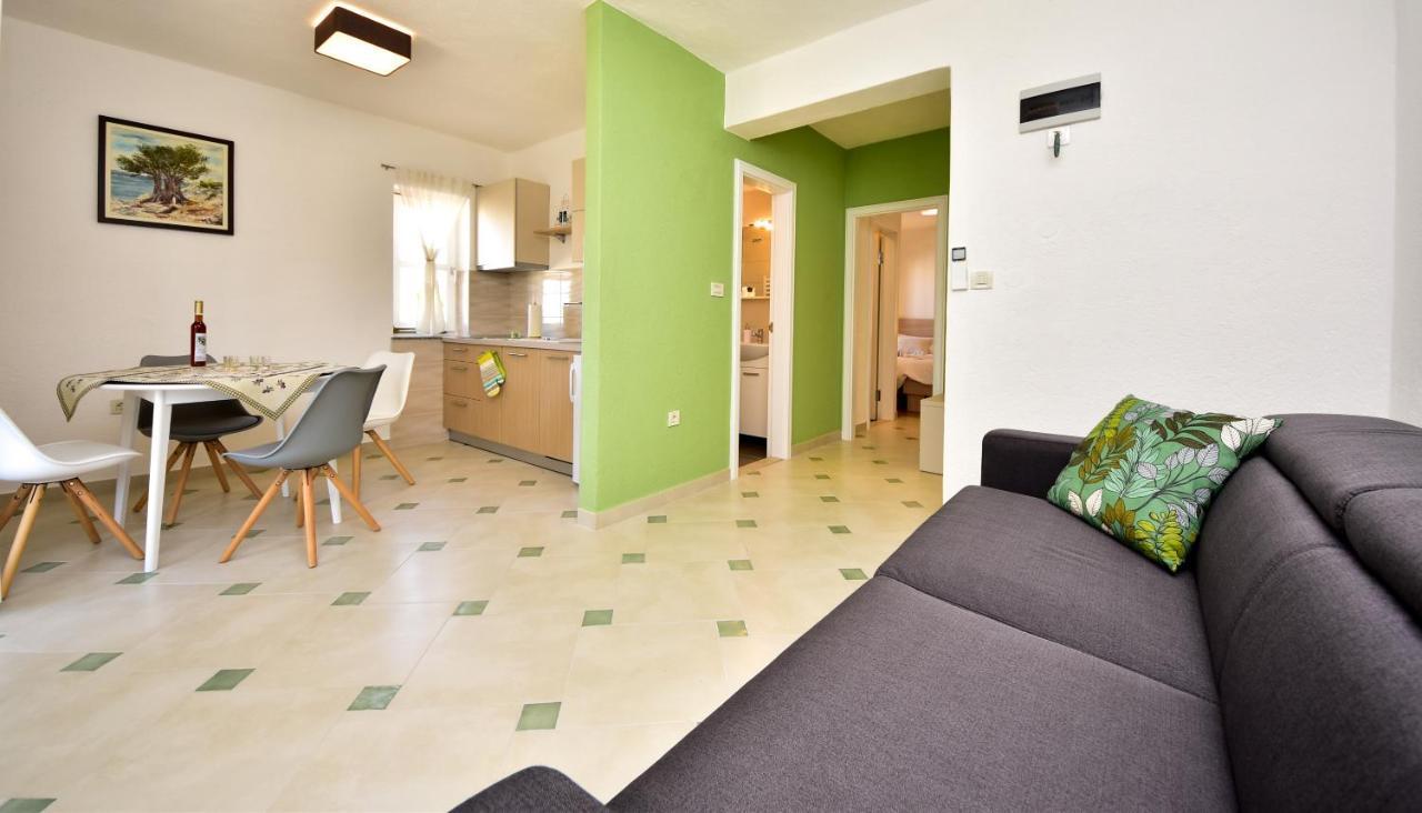 Ferienwohnung In Olive Garden Starigrad Paklenica Exterior foto