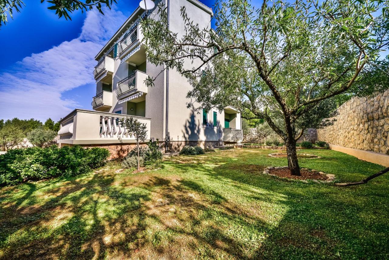 Ferienwohnung In Olive Garden Starigrad Paklenica Exterior foto