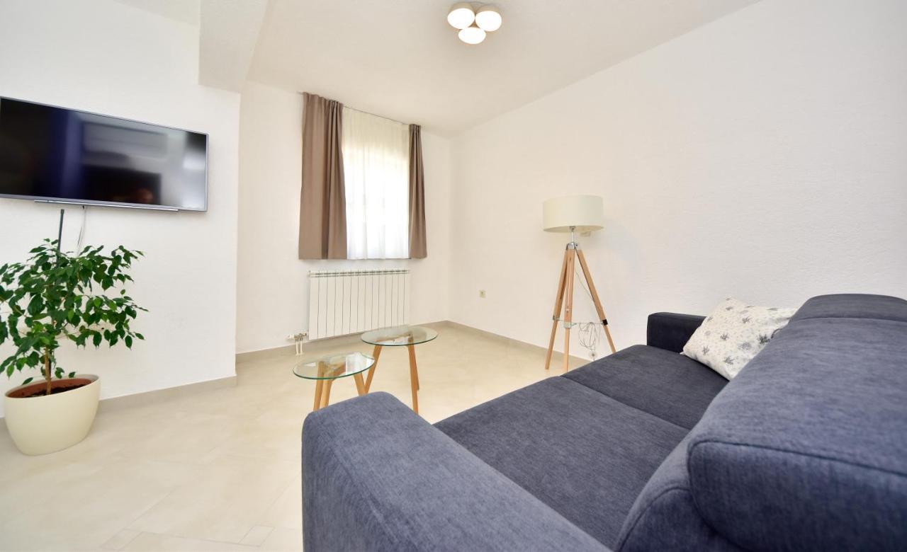 Ferienwohnung In Olive Garden Starigrad Paklenica Exterior foto